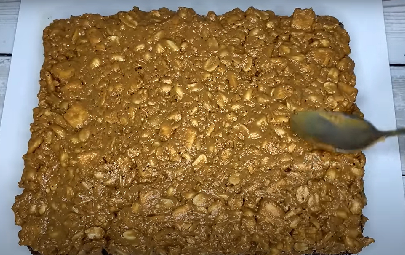Пляцок "Снікерс": рецепт традиційної страви з сучасним смаком від Лілії Цвіт